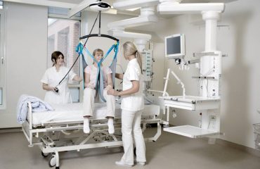 Luna – Sistem mobil de ridicare și transport pentru pacienții imobilizați, cu montare pe tavan